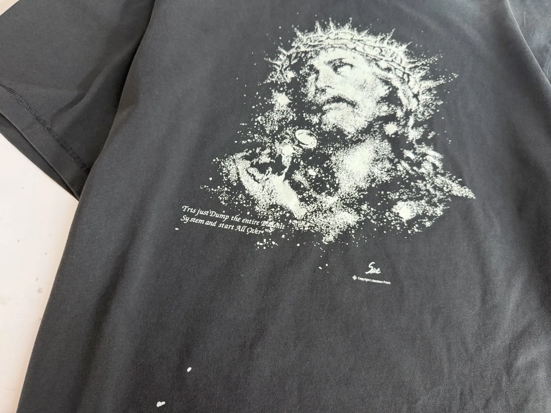 ❥8027#P136 Saint Mxxxxxx New luminous Jesus head is made of double yarn cotton batik fabric 280g, comfortable and breathable to wear. Full of street feel, loose fit. Craftsmanship: luminous printing + graffiti + spray coding, batik and wash. Size: (S-M-L-XL) Color: Washed black